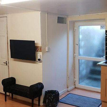 Private Basement Studio Flat With Modern Features Apartamento Huddersfield Exterior foto