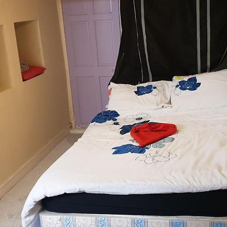 Private Basement Studio Flat With Modern Features Apartamento Huddersfield Exterior foto