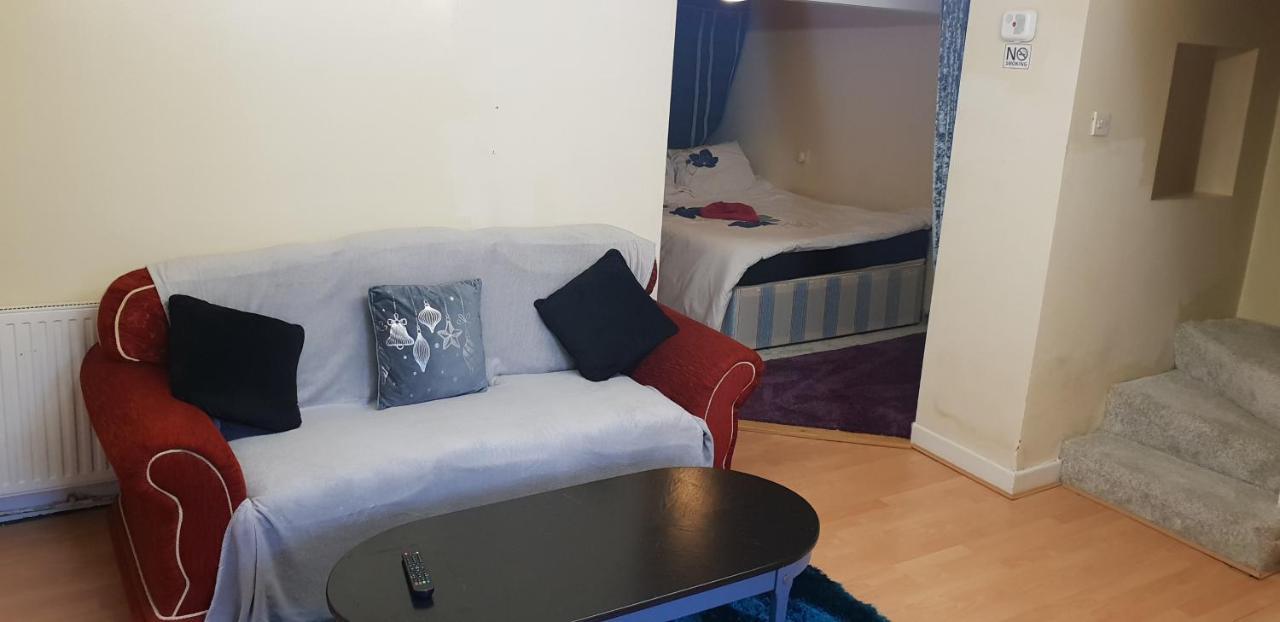 Private Basement Studio Flat With Modern Features Apartamento Huddersfield Exterior foto