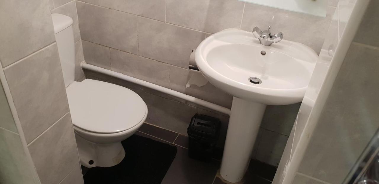 Private Basement Studio Flat With Modern Features Apartamento Huddersfield Exterior foto